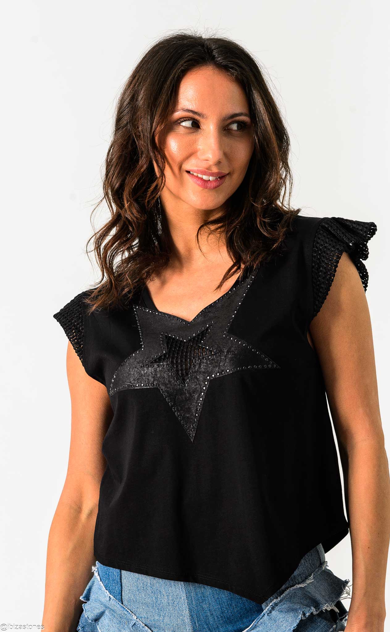 Camiseta negra Dark Galaxy escote estrella IBIZA STONES. 