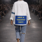 Camisa oversize blanca "Have a Puchita day" detalle azul PUCHITA BY PO.